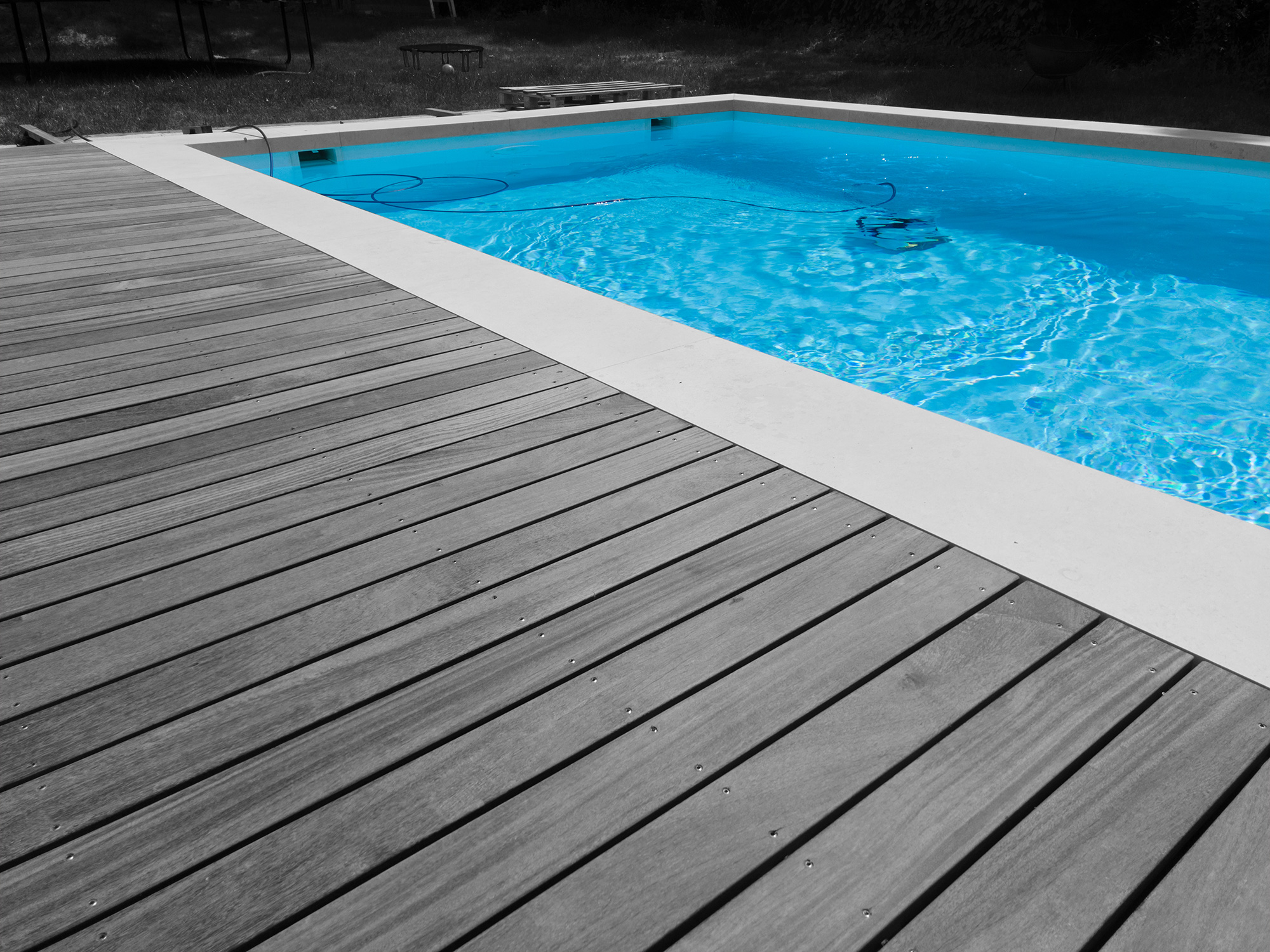 Aspirateur nettoie le fond d'une piscine